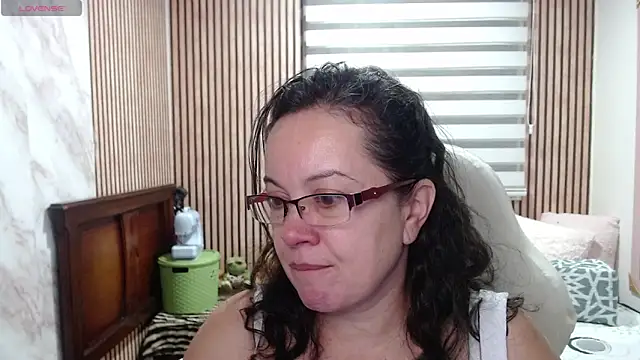 Sonialorens  online show from June 2, 10:44 pm