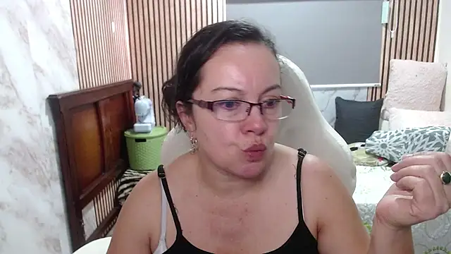 Sonialorens  online show from June 10, 9:13 pm