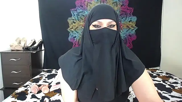 evelyn  salah online show from December 2, 10:34 pm