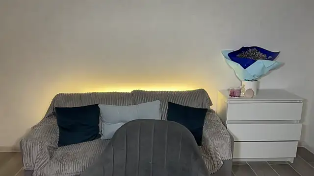 EvaMaddison online show from March 3, 5:30 pm