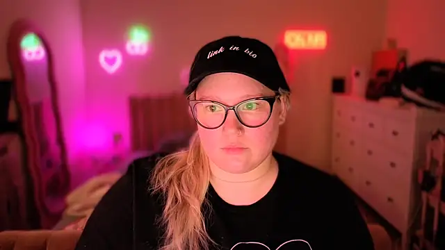 PiggyRose online show from October 18, 12:03 am