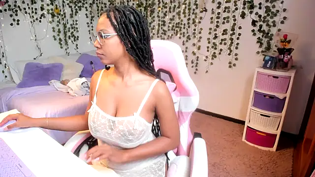 Snapshot of violeta_milleer chatting on October 20, 3:48 pm violeta milleer online show from October 20, 3:48 pm