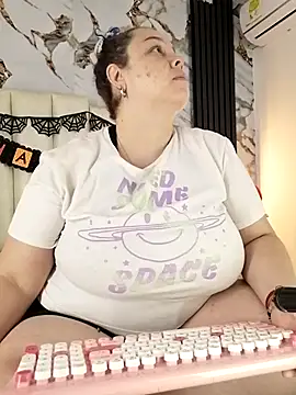 mollieblue69 online show from October 31, 1:26 pm