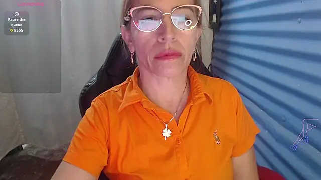 Chayla Ruiz online show from June 15, 2:50 pm