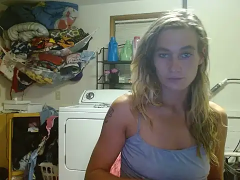 Snapshot of missymilf chatting on October 17, 3:32 am missymilf online show from October 17, 3:32 am
