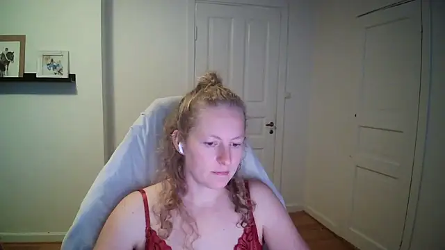 Snapshot of Girlnina-1995 chatting on September 24, 2:05 pm Girlnina-1995 online show from September 24, 2:05 pm