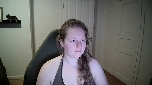 Snapshot of Girlnina-1995 chatting on December 2, 8:48 am Girlnina-1995 online show from December 2, 8:48 am