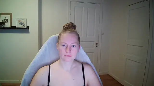 Snapshot of Girlnina-1995 chatting on October 16, 7:44 am Girlnina-1995 online show from October 16, 7:44 am