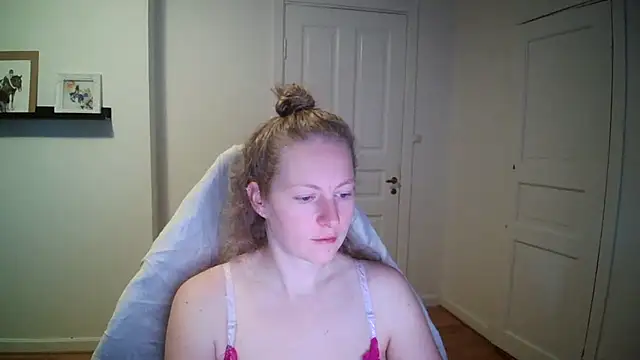 Snapshot of Girlnina-1995 chatting on October 13, 7:11 am Girlnina-1995 online show from October 13, 7:11 am