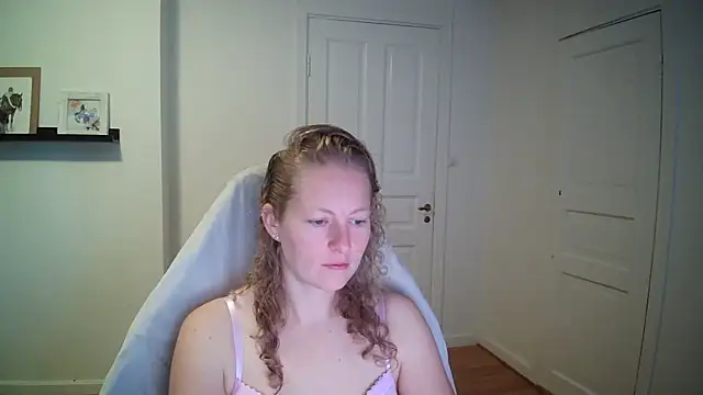 Snapshot of Girlnina-1995 chatting on September 15, 9:17 am Girlnina-1995 online show from September 15, 9:17 am