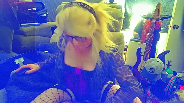 DoMeDoggyNow online show from March 20, 8:52 am