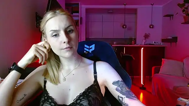 illusorycat online show from November 16, 6:41 pm