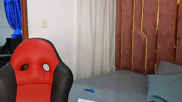 Snapshot of SexyLeilaa chatting on September 11, 2:45 am SexyLeilaa online show from September 11, 2:45 am