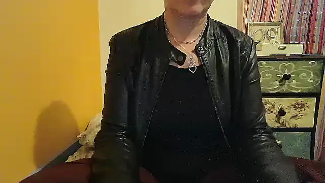 Snapshot of -Mia-__ chatting on October 10, 9:47 am -Mia- online show from October 10, 9:47 am
