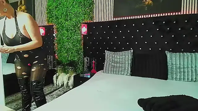 InannaStar online show from March 6, 9:48 am