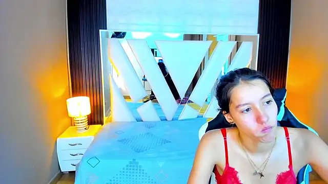 Snapshot of Linda4Petite chatting on October 7, 6:34 pm Linda4Petite online show from October 7, 6:34 pm