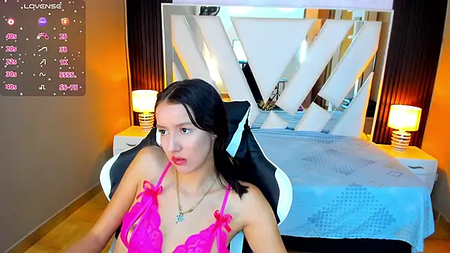 Snapshot of Linda4Petite chatting on October 4, 6:45 pm Linda4Petite online show from October 4, 6:45 pm
