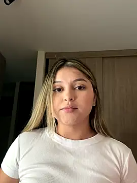 lunablossom  online show from January 7, 12:25 am