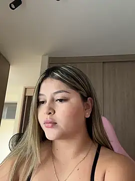 lunablossom  online show from February 10, 10:35 pm