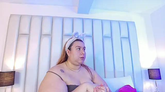 aandreaperez online show from April 28, 1:15 pm