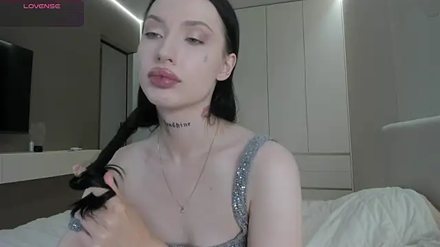 JenniferQueen11 online show from July 29, 7:25 pm