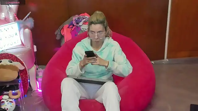 Skinygirl online show from June 18, 12:56 am