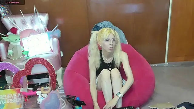 Skinygirl online show from May 1, 11:30 pm