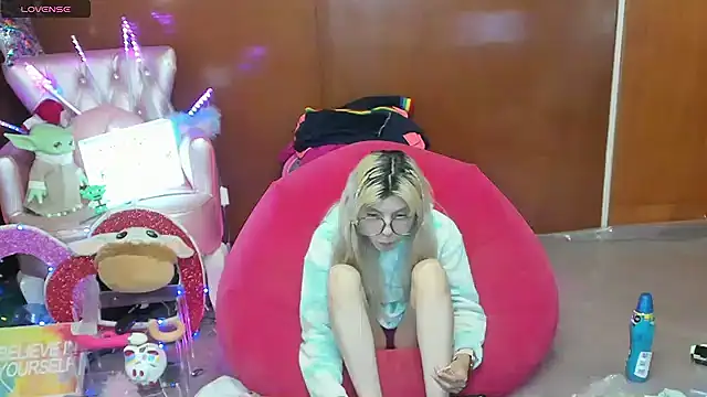 Skinygirl online show from July 17, 11:52 pm