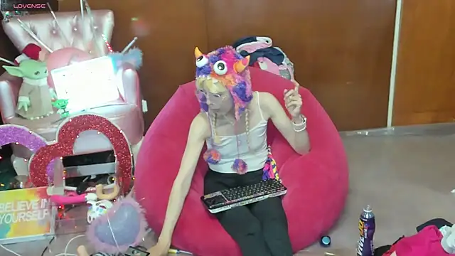 Skinygirl online show from April 29, 11:43 pm