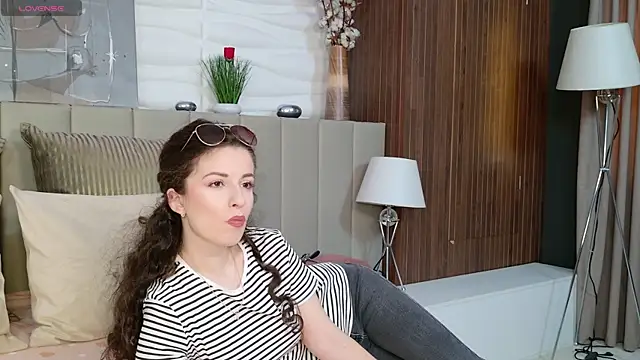 AnaAnais online show from April 28, 2:32 pm