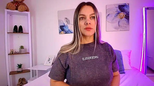 Isabella Harley online show from June 15, 1:44 pm