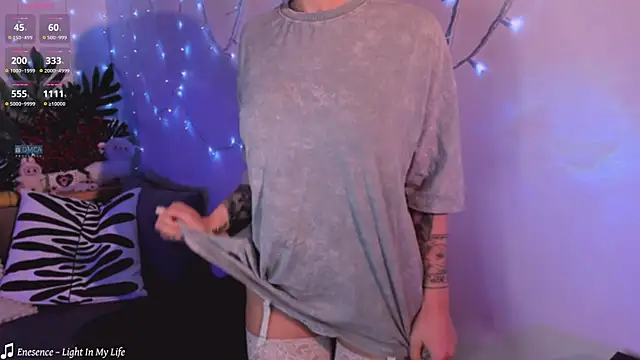 xwiuiwx online show from December 2, 7:49 pm