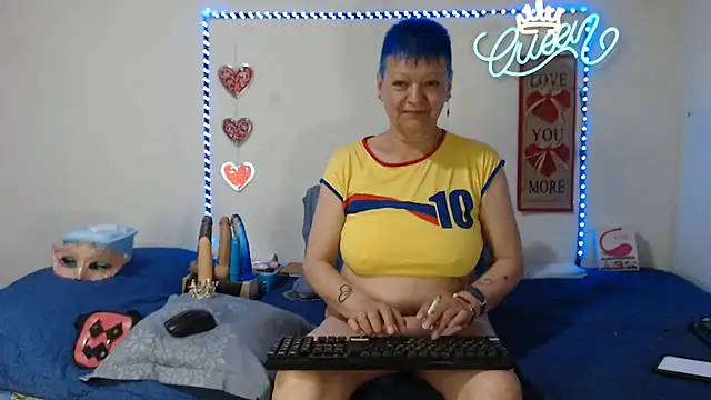 loquitaqueen011 online show from June 27, 11:11 pm
