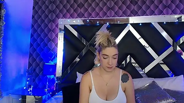 victoriaa lee  online show from July 28, 7:39 pm