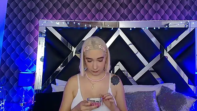 victoriaa lee  online show from July 1, 8:08 pm