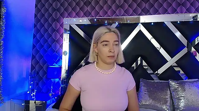 victoriaa lee  online show from July 14, 7:07 pm