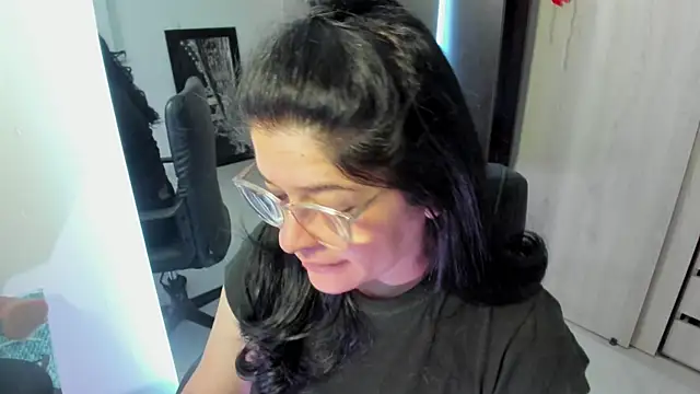 BellaFlaming online show from August 3, 10:32 am