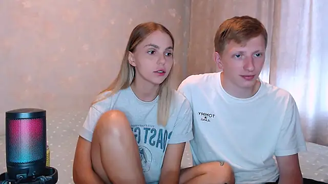 juliaanddima online show from July 28, 7:50 am