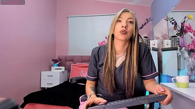 mia thompsonn  online show from October 29, 3:04 pm