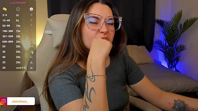 dakottaa  online show from December 15, 11:32 pm