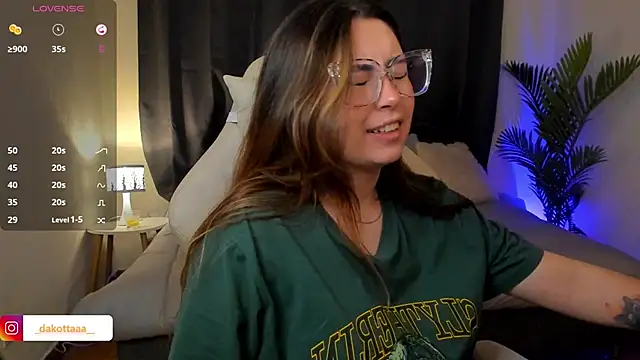 dakottaa  online show from November 29, 12:25 am