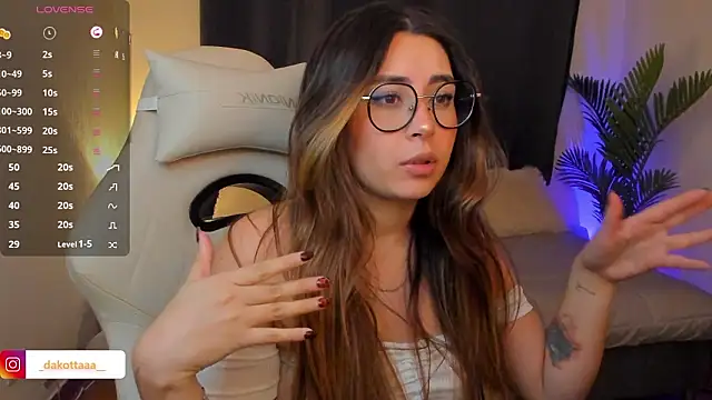 dakottaa  online show from February 3, 11:40 pm