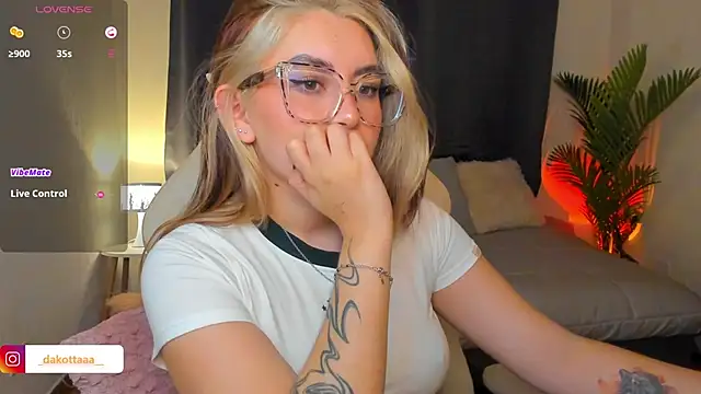 dakottaa  online show from April 28, 2:27 am