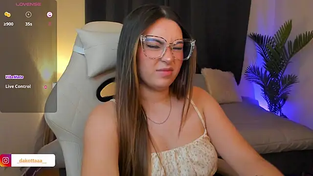 dakottaa  online show from February 8, 12:14 am