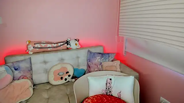 tinysara online show from April 30, 4:12 pm