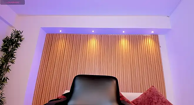 charlottewhitte online show from April 28, 2:54 pm