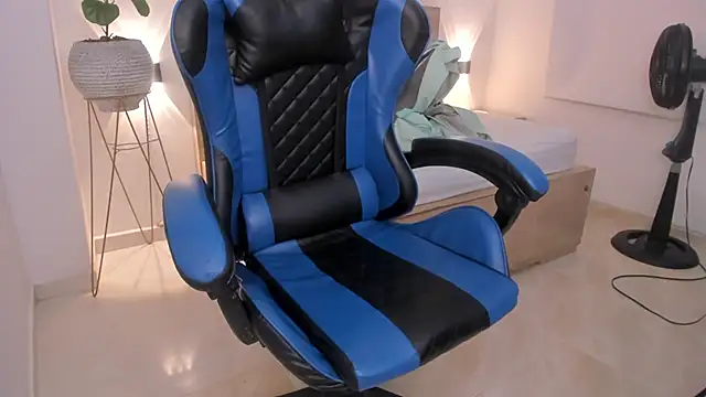 izaro22 online show from March 6, 1:28 pm