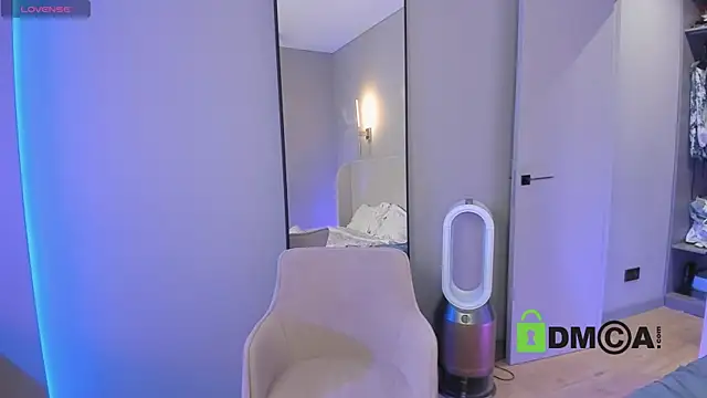 Snapshot of Wallflowerr chatting on October 1, 6:24 pm Wallflowerr online show from October 1, 6:24 pm