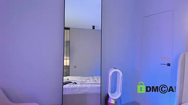 Snapshot of Wallflowerr chatting on October 23, 3:18 pm Wallflowerr online show from October 23, 3:18 pm