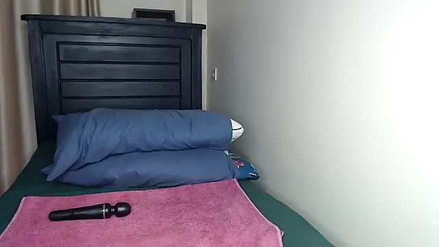 NIKKIE LOVE online show from October 28, 1:39 pm